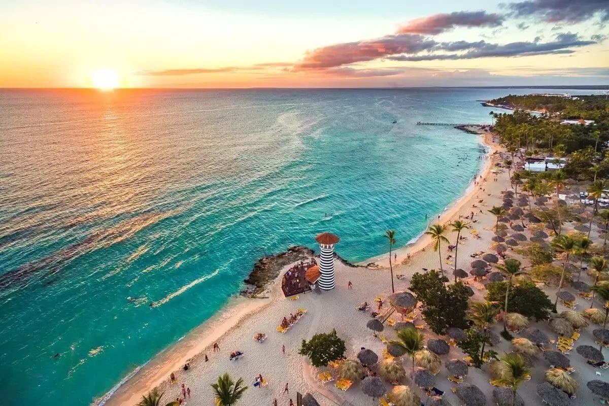 Una veduta aerea di una spiaggia al tramonto con la parola chiave DOMINICUS.