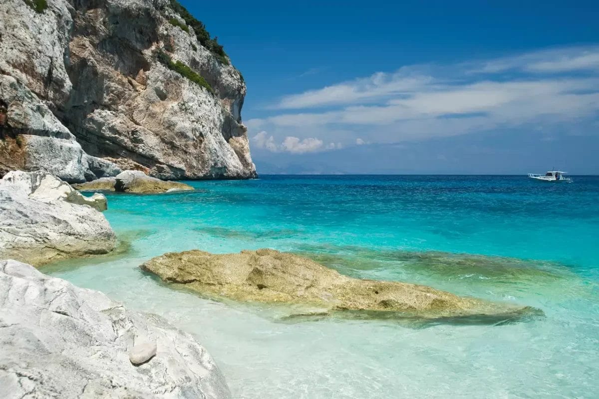 Cala Gonone Beach Village è una splendida destinazione balneare che vanta acque cristalline e scogliere rocciose.