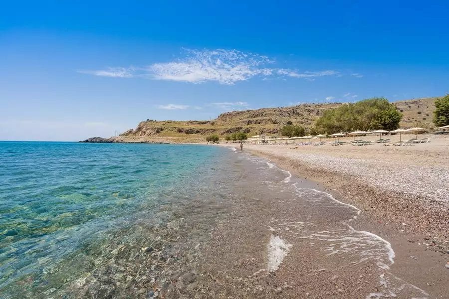 Lardos Bay è una spiaggia pittoresca nota per le sue acque cristalline e lo splendido sfondo di una collina.