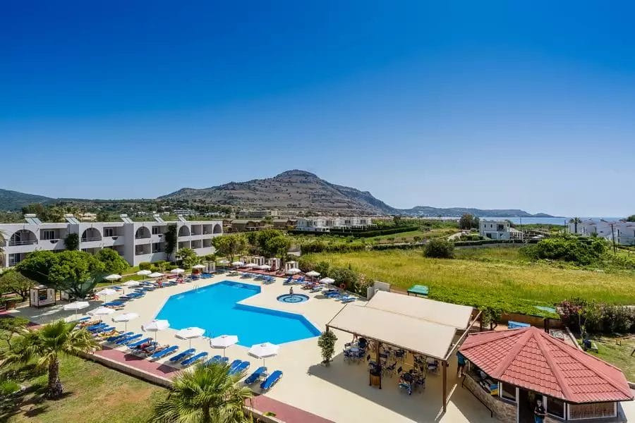 Una veduta aerea della piscina dell'hotel LARDOS BAY e dell'area circostante.