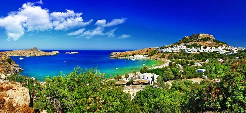 Una vista pittoresca della baia di Lardos, caratterizzata dall'incantevole cittadina e dal mare sereno.