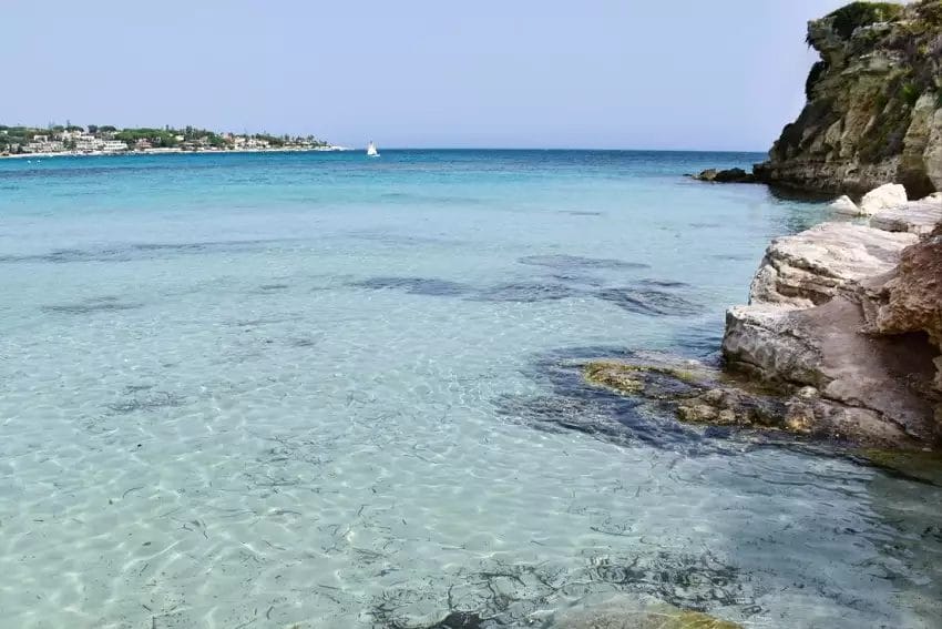 Il Nicolaus Club Fontane Bianche offre una splendida spiaggia con acqua limpida e scogliere rocciose. Goditi la bellezza di questo sereno paradiso costiero mentre ti concedi comfort di lusso e un servizio eccezionale.