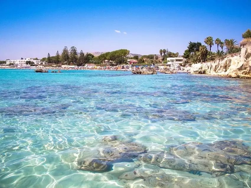 Una spiaggia presso o nelle vicinanze dell'hotel FONTANE BIANCHE.