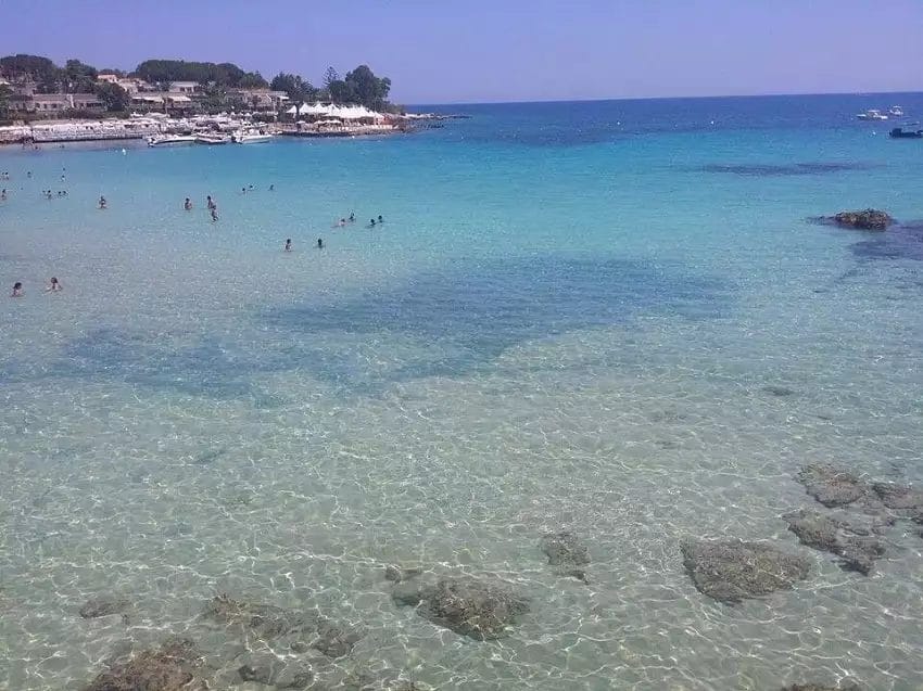 Nicolaus Club Fontane Bianche, una spiaggia con acqua limpida e gente che ci nuota.