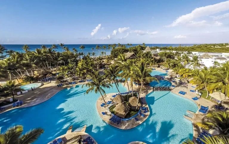 Una veduta aerea della piscina del resort VERACLUB a Punta Cana.