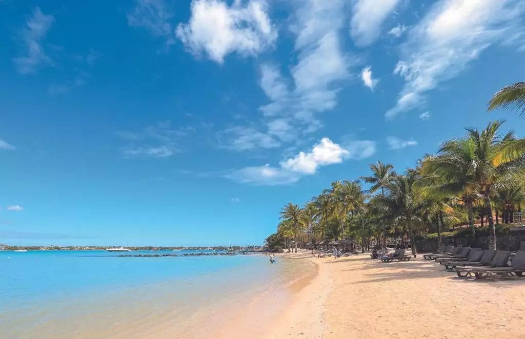 Un hotel PREMIUM MAURICIA BEACHCOMBER situato su o vicino a una spiaggia.