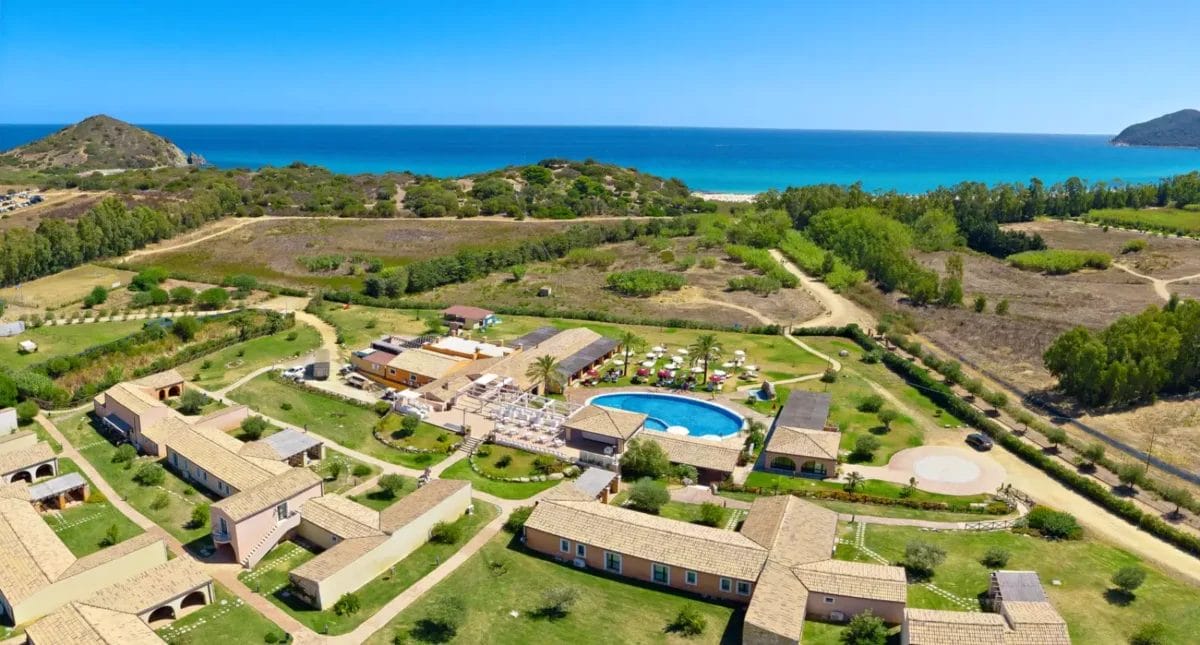 Una veduta aerea dell'ALMA Resort, un lussuoso rifugio fronte mare dotato di una splendida piscina e di una splendida spiaggia.