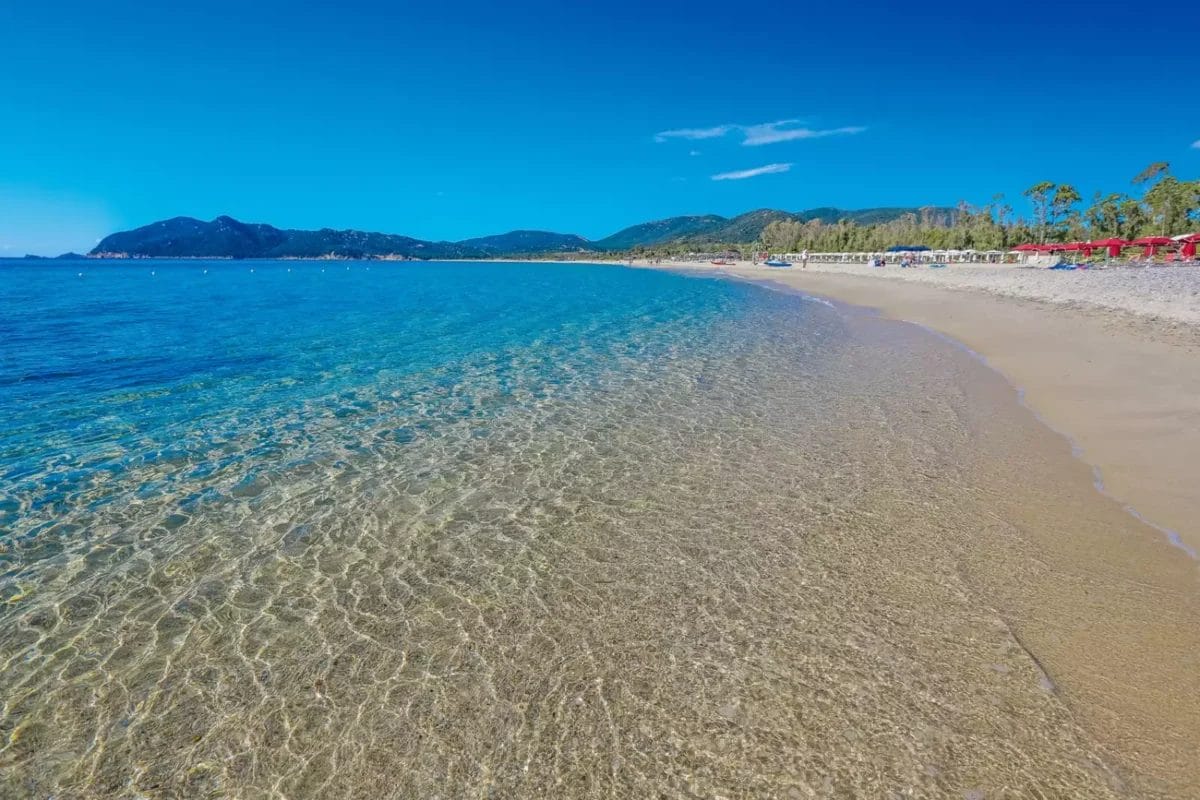 Una spiaggia con acqua limpida e cielo azzurro, perfetta per una vacanza rilassante all'ALMA RESORT.