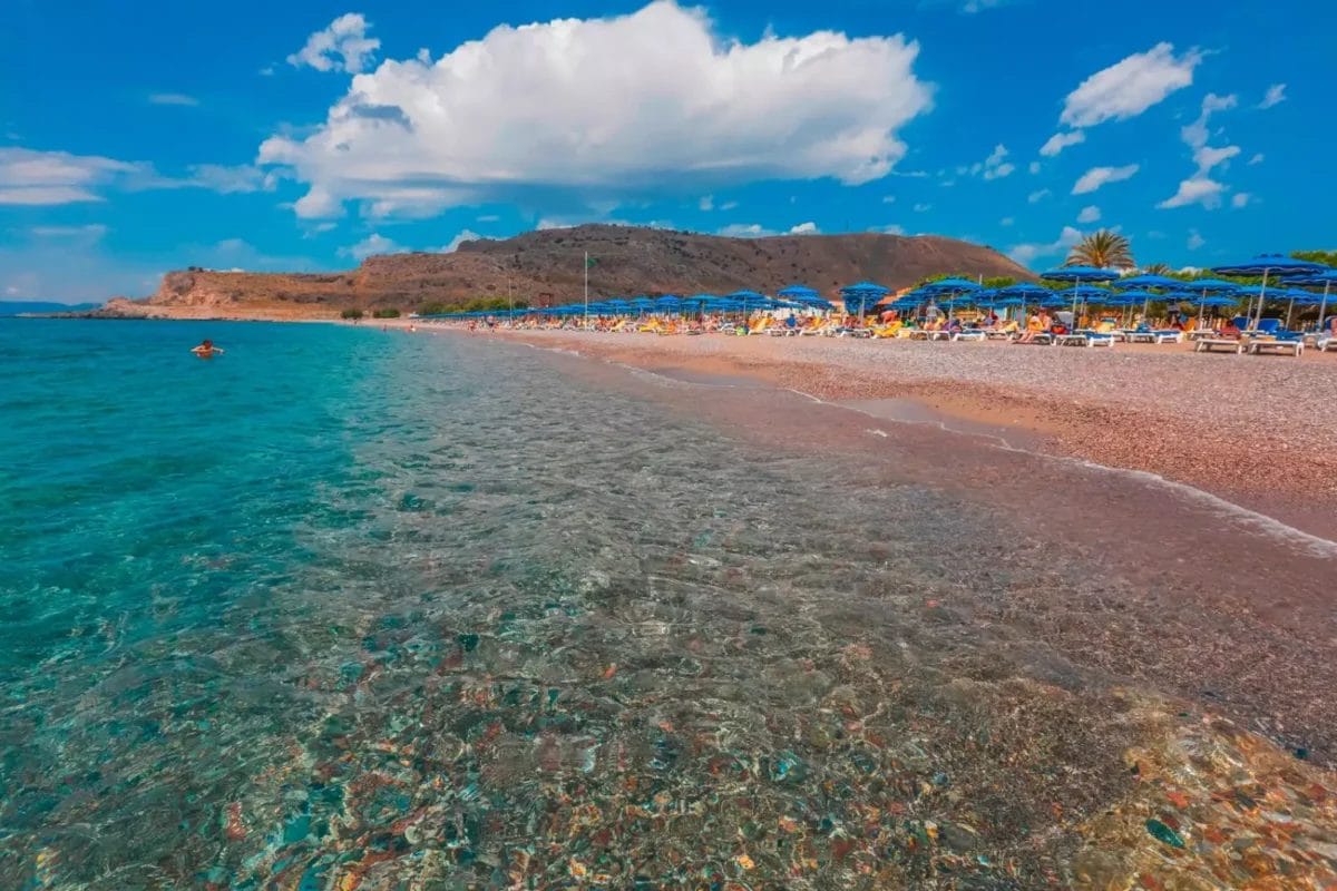 LINDOS PRINCESS - Una spiaggia con acqua limpida e cielo azzurro.