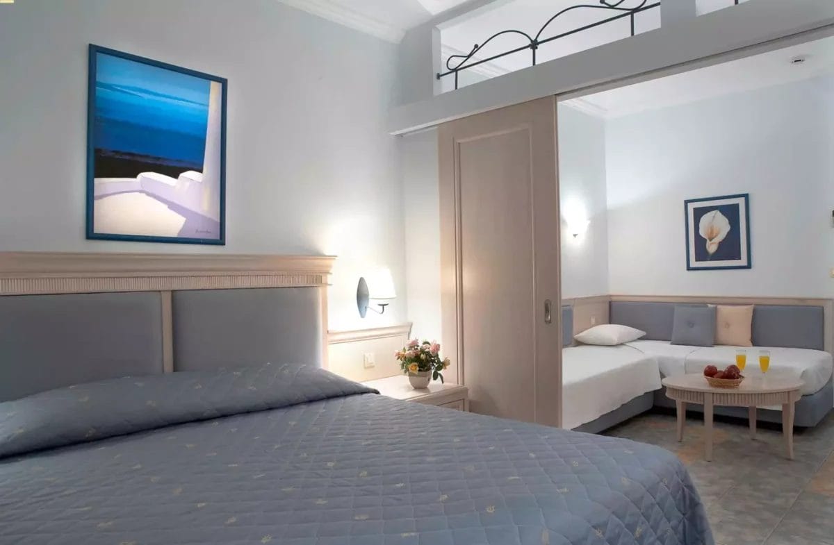 Una camera da letto con letto ALPICLUB LINDOS PRINCESS e un letto e un letto con un letto e un letto con un letto e un letto con un letto e.