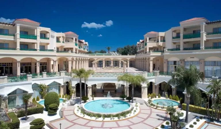 L'hotel LINDOS PRINCESS offre una piscina rinfrescante e un incantevole cortile per il divertimento degli ospiti.