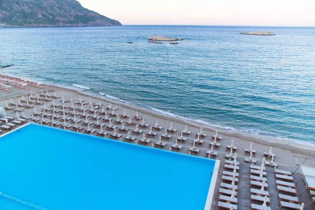 Una veduta aerea di una piscina vicino all'oceano.