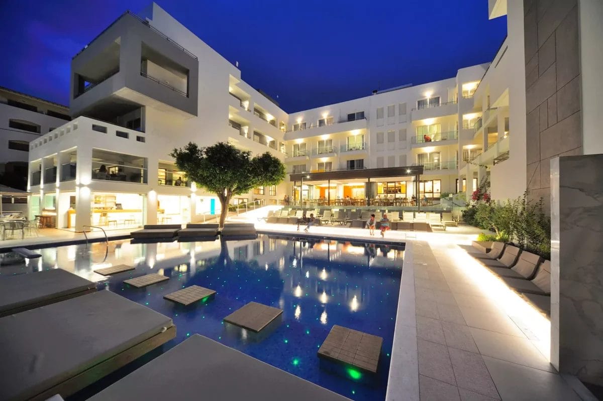 La piscina dell'hotel emana un'atmosfera serena di notte.