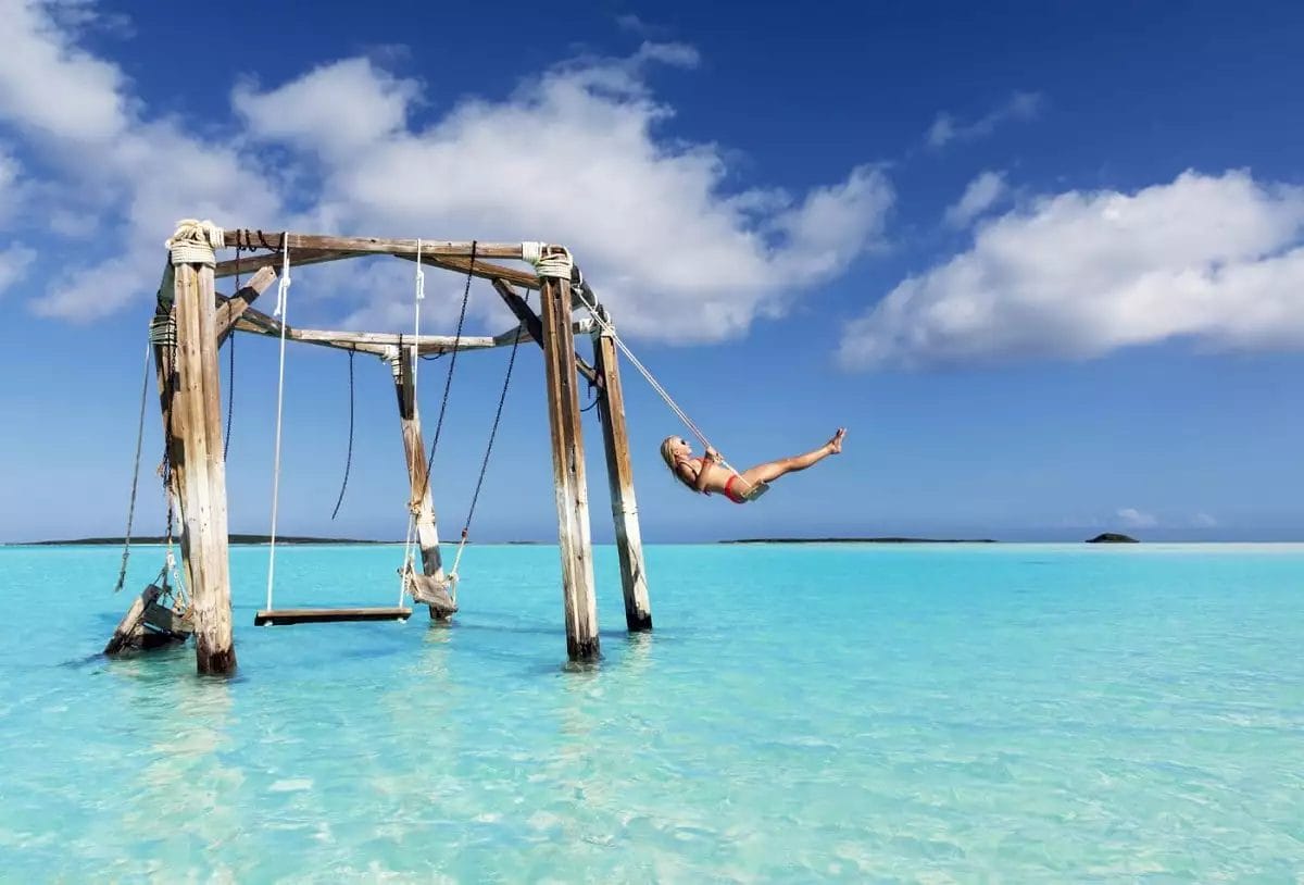 Una donna si gode un'altalena BRAVO nelle tranquille acque della spiaggia VIVA FORTUNA.