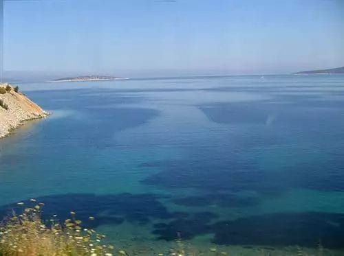 Una vista imperiale dell'oceano da un treno.