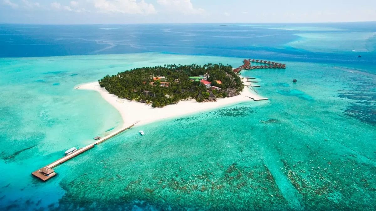 Una veduta aerea dell'isola di Alimatha in mezzo all'oceano.