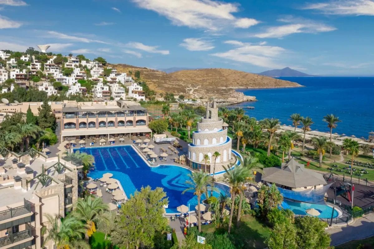 Una veduta aerea del resort BRAVO BODRUM IMPERIAL con piscina e spiaggia.