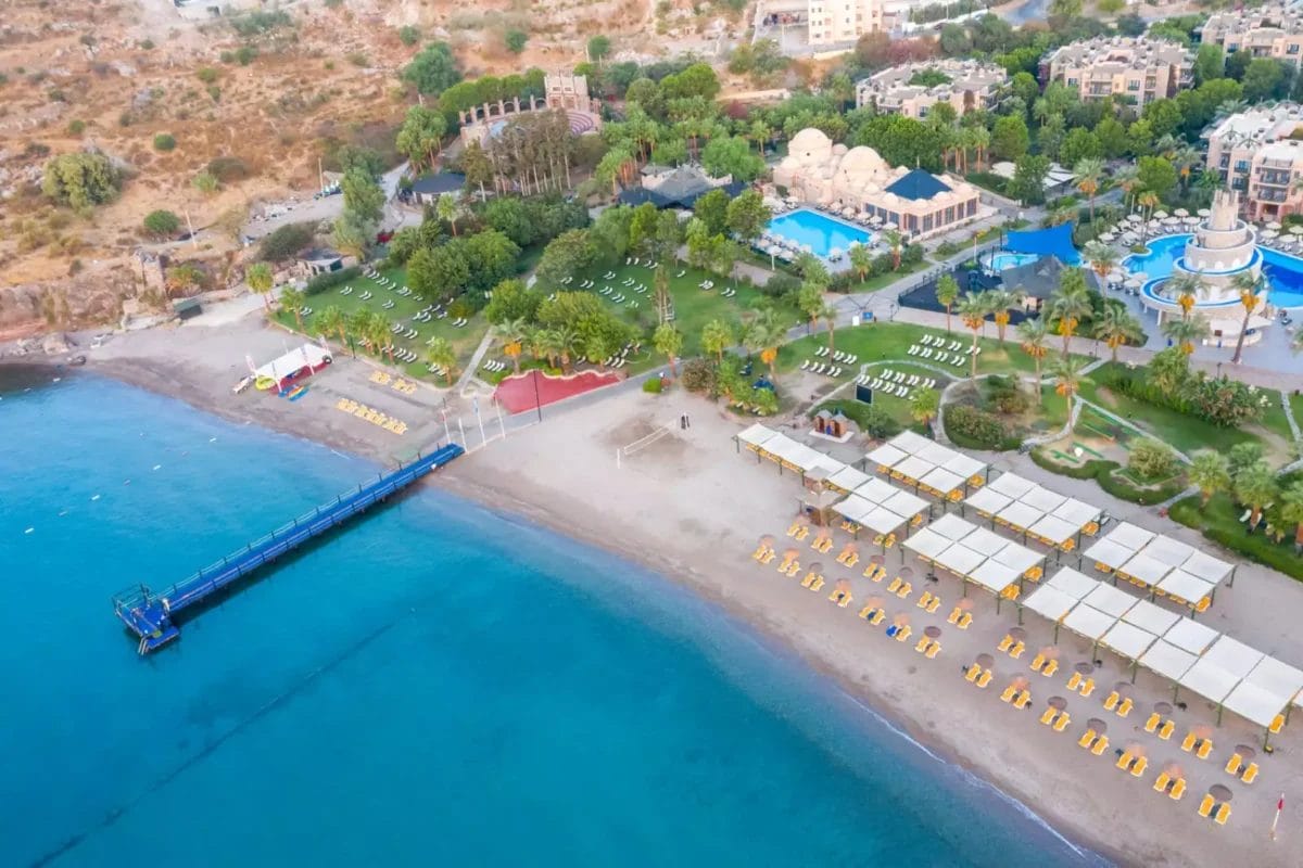 Una spiaggia e un resort IMPERIALE visti da una veduta aerea.