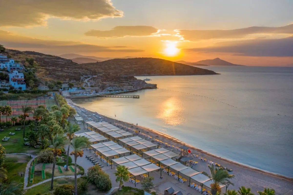 Una veduta aerea della spiaggia BRAVO al tramonto.