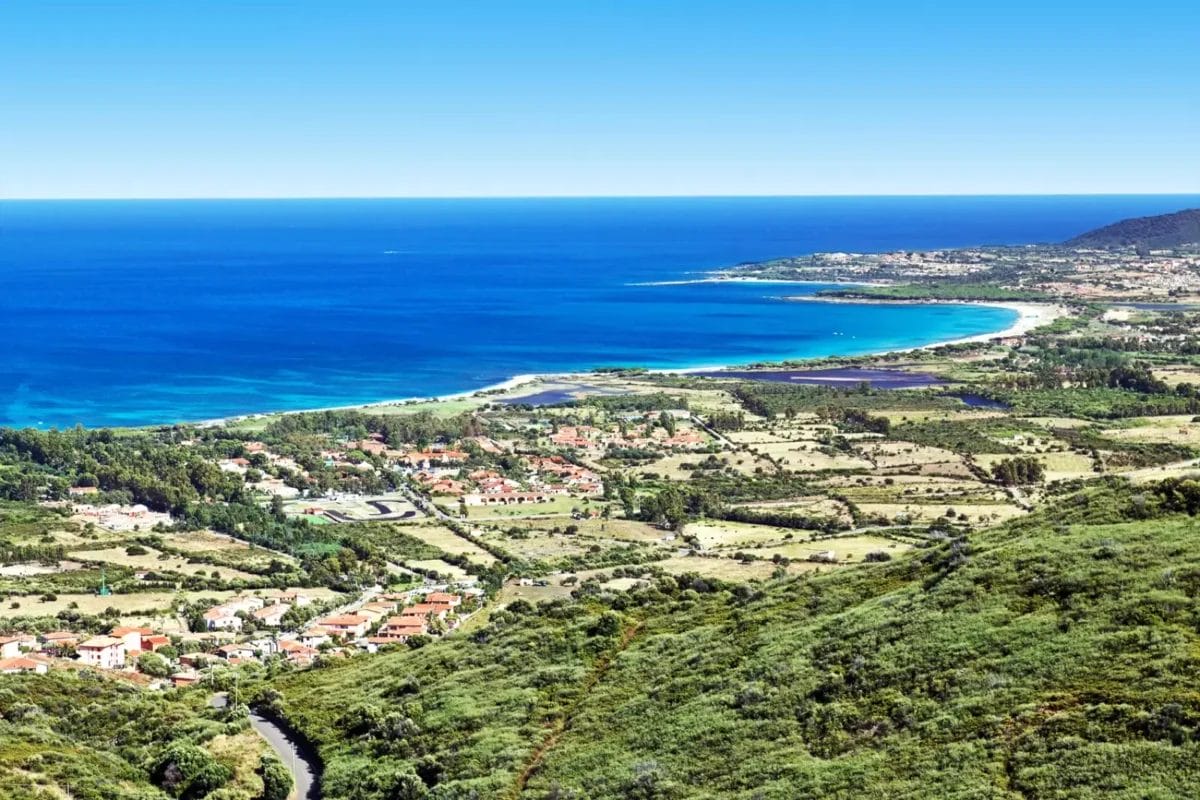 Una vista mozzafiato sull'oceano e sul paese di Budoni dall'alto di una collina.