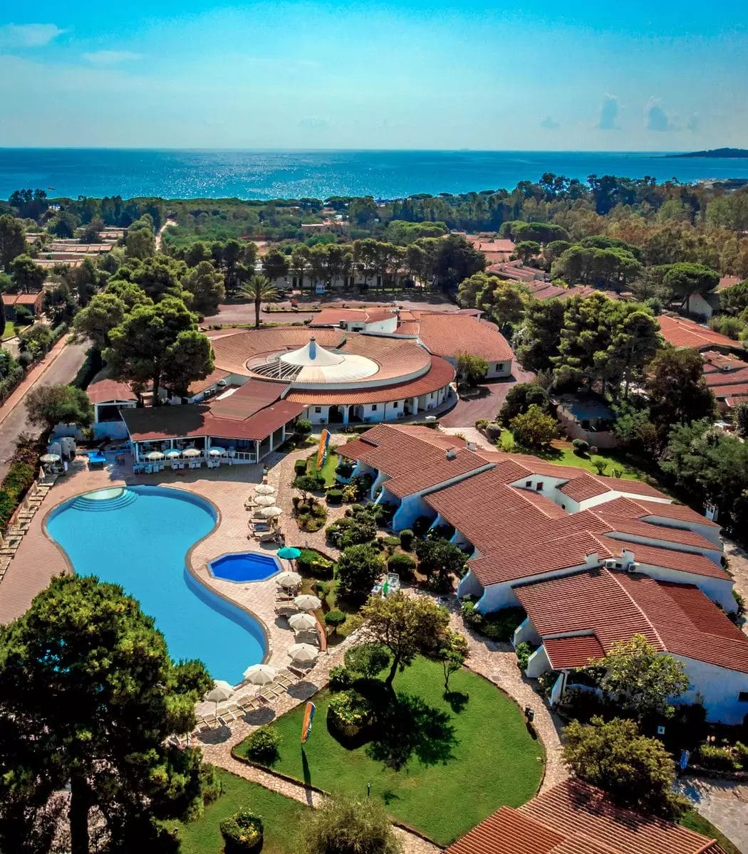 Veduta aerea di un resort con piscina a BUDONI.