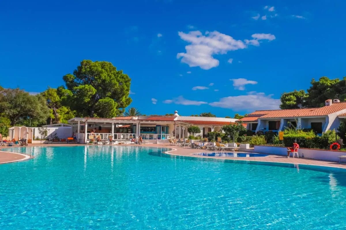 Una piscina in un resort a Creta, in Grecia, con la straordinaria bellezza di Budoni e l'atmosfera lussuosa di Bravo.