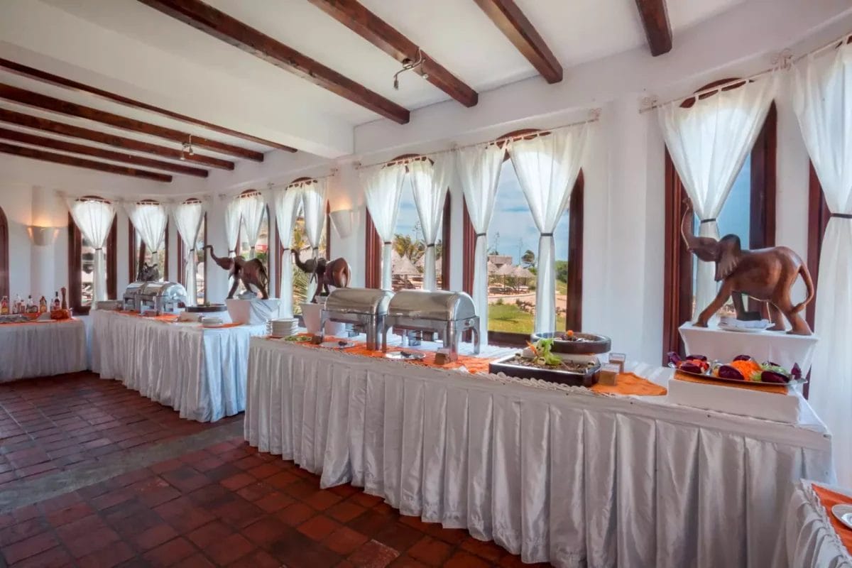 Il GARODA RESORT dispone di un buffet servito in una sala con ampie finestre.