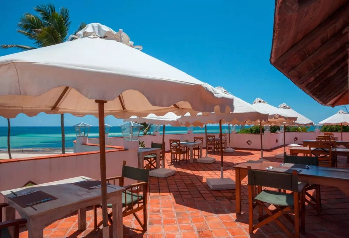 Un ristorante BRAVO con ombrelloni affacciati sull'oceano al GARODA RESORT.