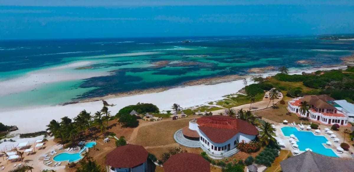 Una veduta aerea del BRAVO Resort e della spiaggia di Garoda.