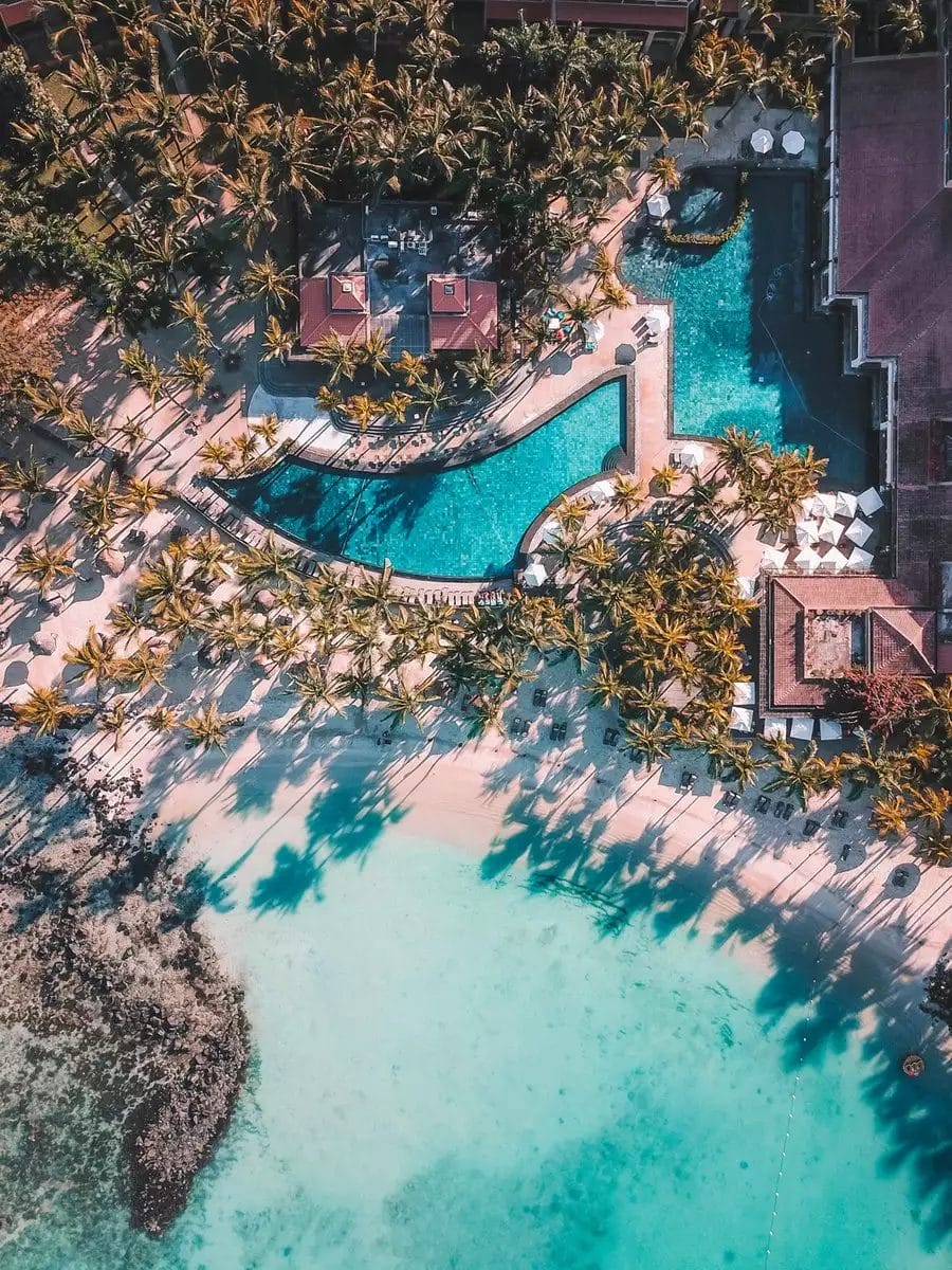 Un resort BRAVO su un'isola tropicale che offre un'esperienza MAURICIA BEACHCOMBER con servizi PREMIUM e un'incantevole vista aerea.