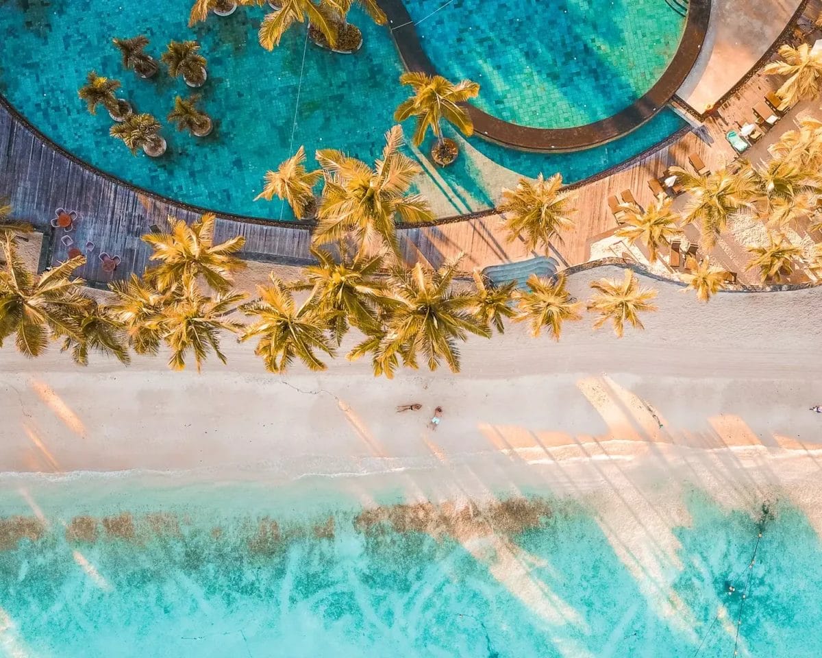 Una vista aerea premium di Mauricia Beachcomber, che mostra palme e una piscina.