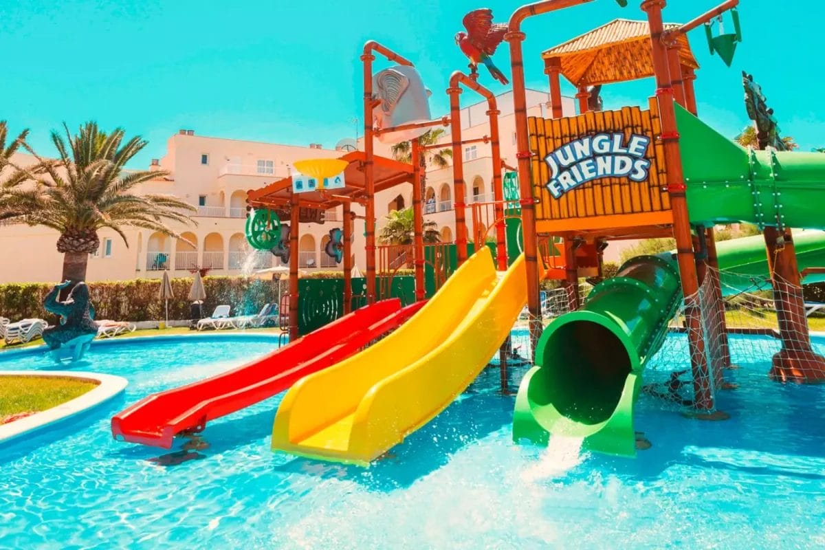 Un parco acquatico con scivoli Bravo e piscina.