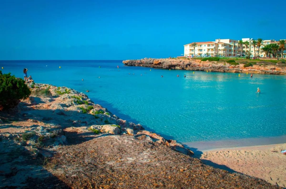 BRAVO, il cielo azzurro e limpido sopra MINORCA è un'assoluta meraviglia da vedere.