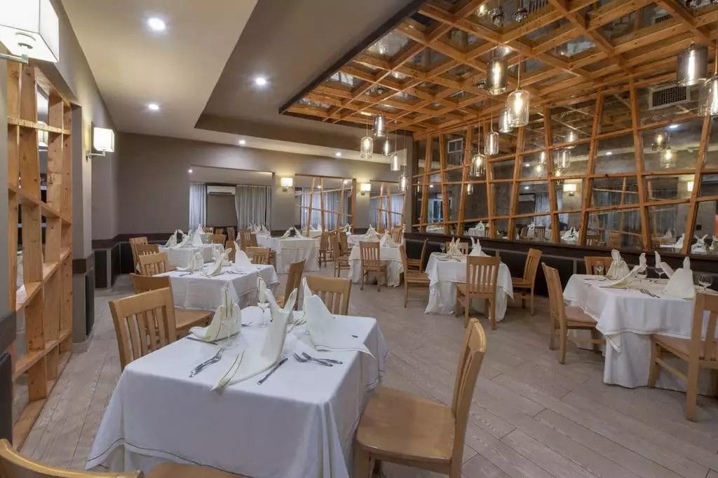 VIVA FORTUNA BEACH offre un ristorante dove gli ospiti possono concedersi pasti deliziosi e vivere un'esperienza culinaria indimenticabile.