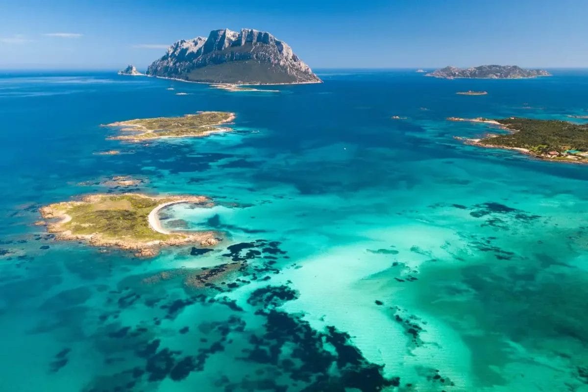 Una veduta aerea dell'isola della Sardegna nel Mar Mediterraneo, che mostra la bellezza mozzafiato di Budoni.