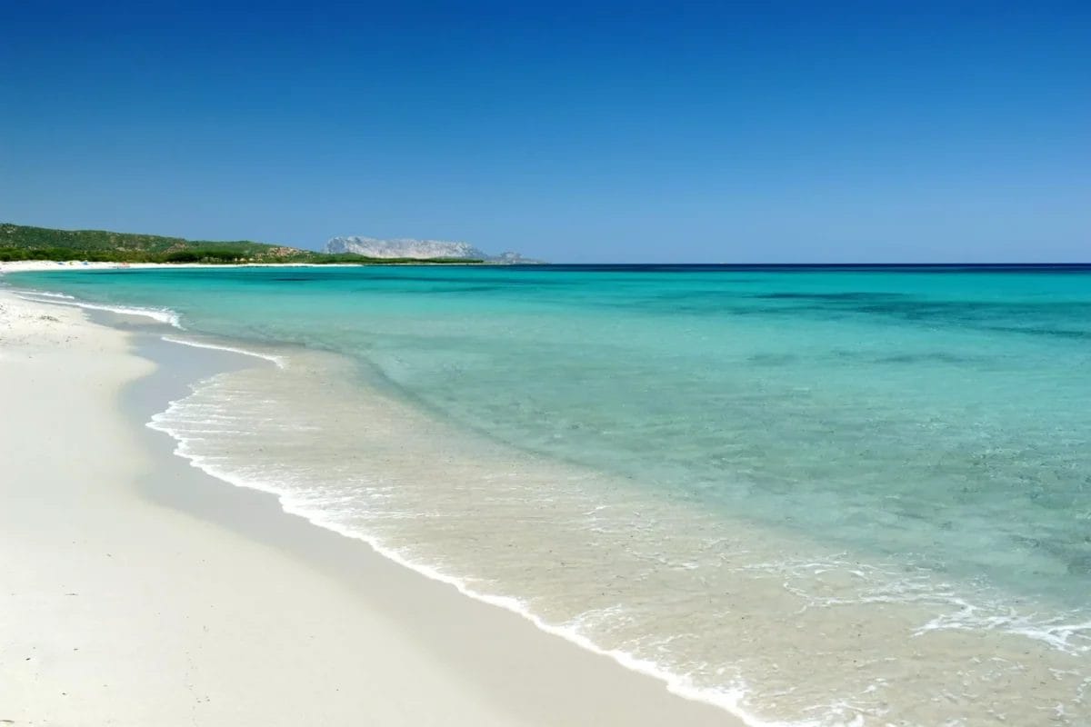 Budoni, una spiaggia dall'acqua cristallina.