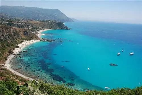 Un'acqua azzurra e una spiaggia nel resort Costa degli Dei.