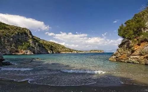 FUTURA Uno specchio d'acqua con rocce e alberi.