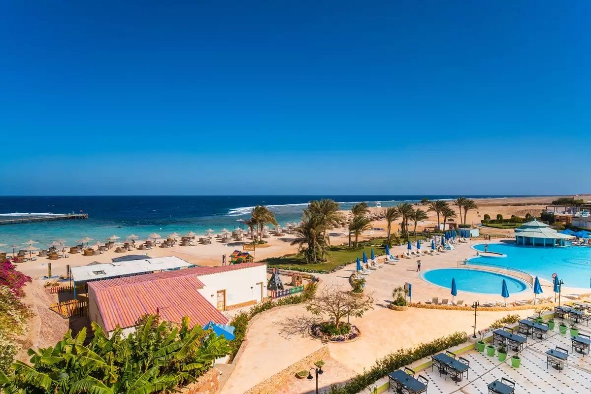 Una vista a volo d'uccello di una piscina al Moreen Beach Resort.