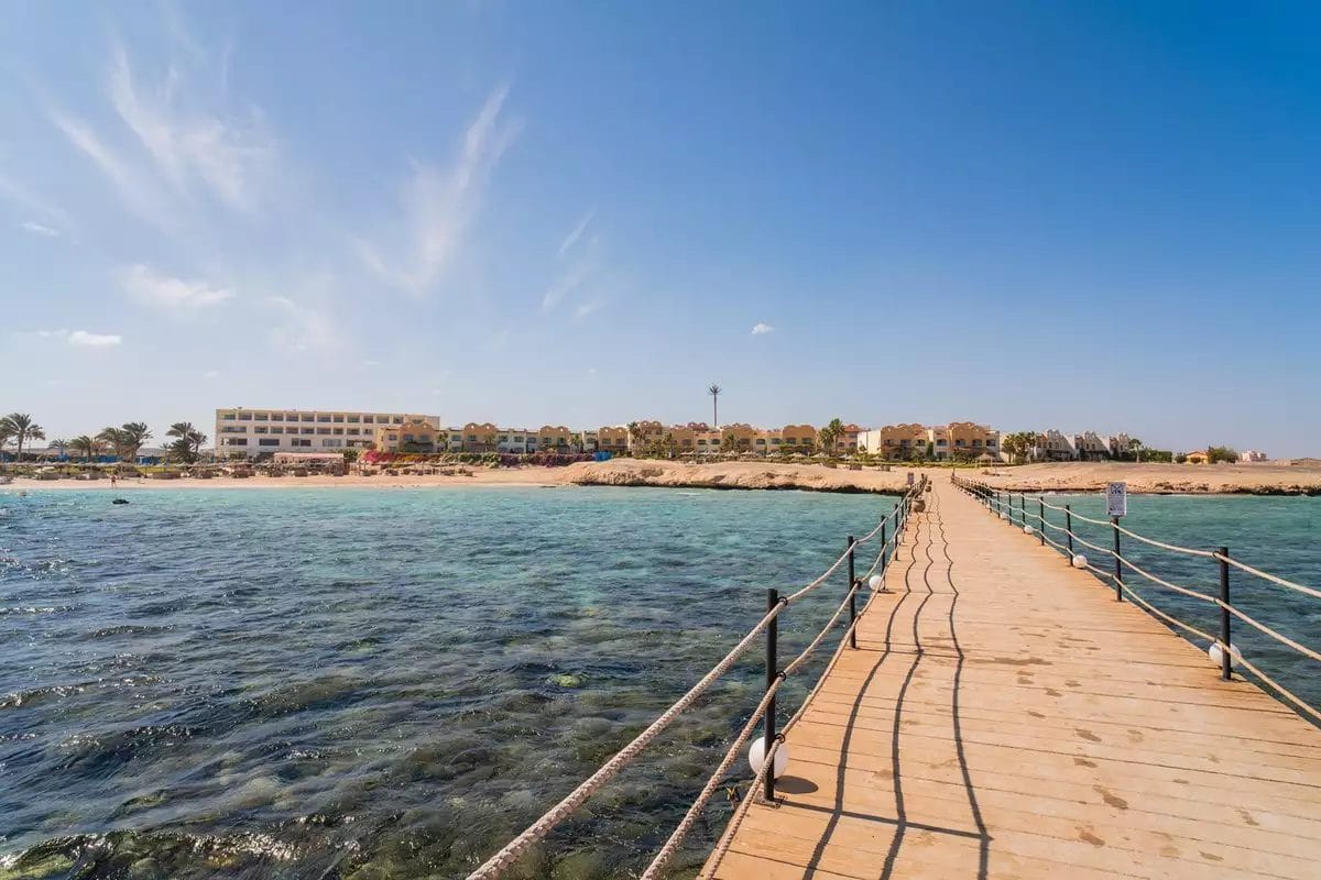 Un molo di legno che conduce ad una spiaggia in Egitto, situata vicino al Moreen Beach Resort.