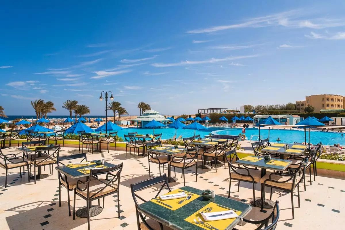 Al MOREEN BEACH RESORT, gli ospiti possono godersi l'atmosfera accogliente di tavoli e sedie disposti uno attorno all'altro.