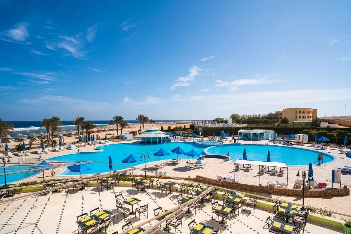 Il CONCORDE è un MOREEN BEACH RESORT dotato di piscina con ombrelloni e sdraio.