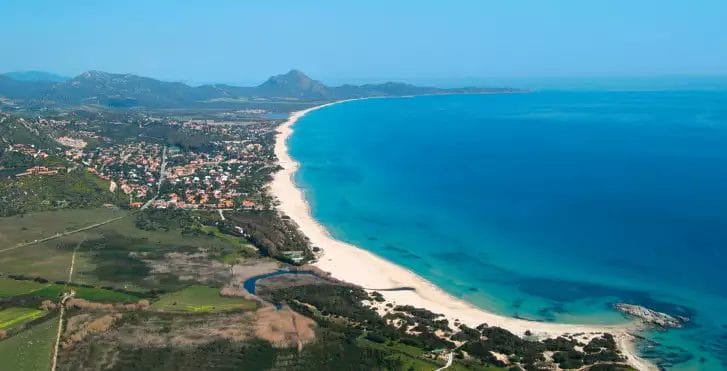 Una veduta aerea del Marina Rey Beach Resort, con vista sulla spiaggia e sull'oceano.