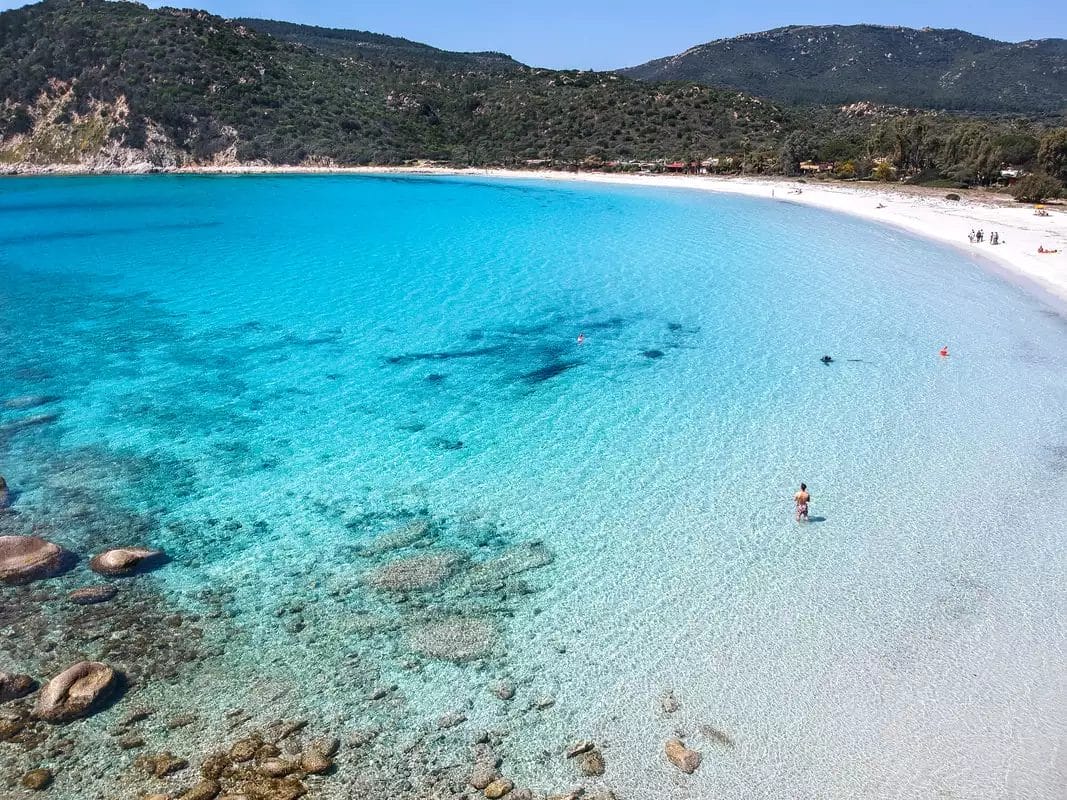 Una veduta aerea di ALMA RESORT, una spiaggia con acque cristalline.