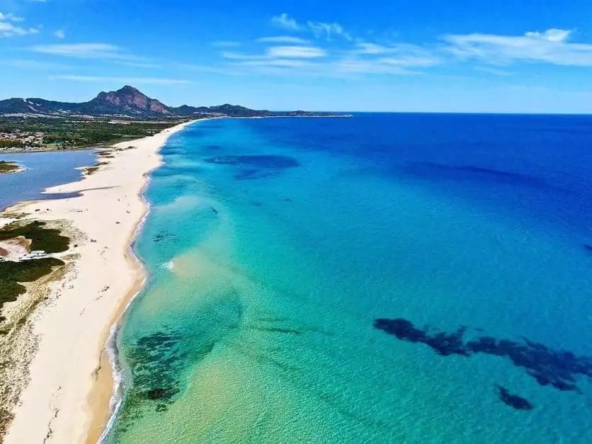 Una veduta aerea della spiaggia e dell'oceano di ALMA RESORT.