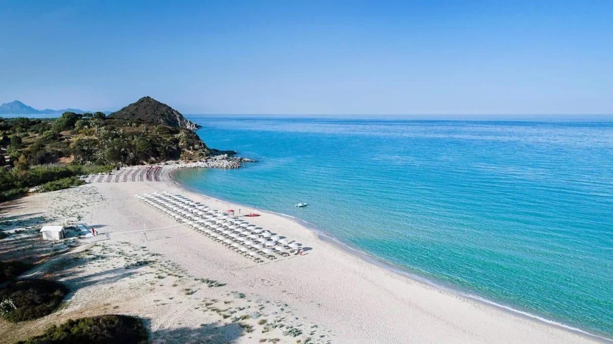 Veduta aerea di una spiaggia con sdraio e ombrelloni ALPICLUB.