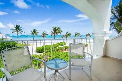 Un balcone con vista sulla spiaggia e sull'oceano del Dreams Tulum Resort & Spa.