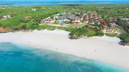 Una veduta aerea del BRAVO GARODA RESORT, un resort sulla spiaggia in Kenya.