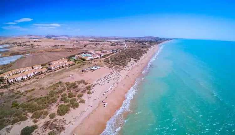 Una splendida veduta aerea del Futura Club Sikania, annidato tra una bellissima spiaggia e un oceano affascinante.