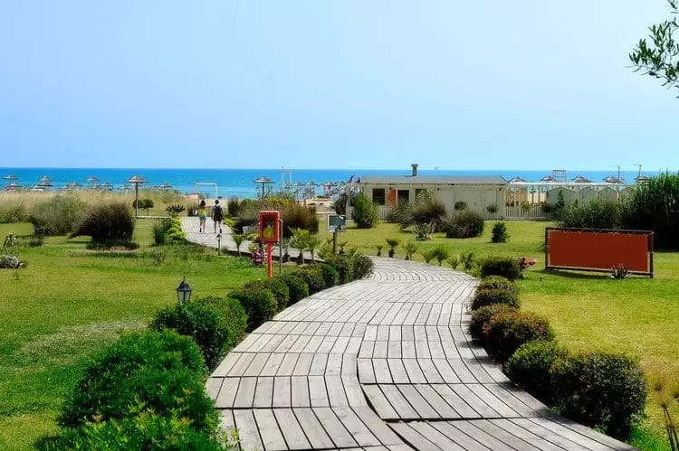 Una passerella in legno conduce alla spiaggia vicino al Club Sikania.